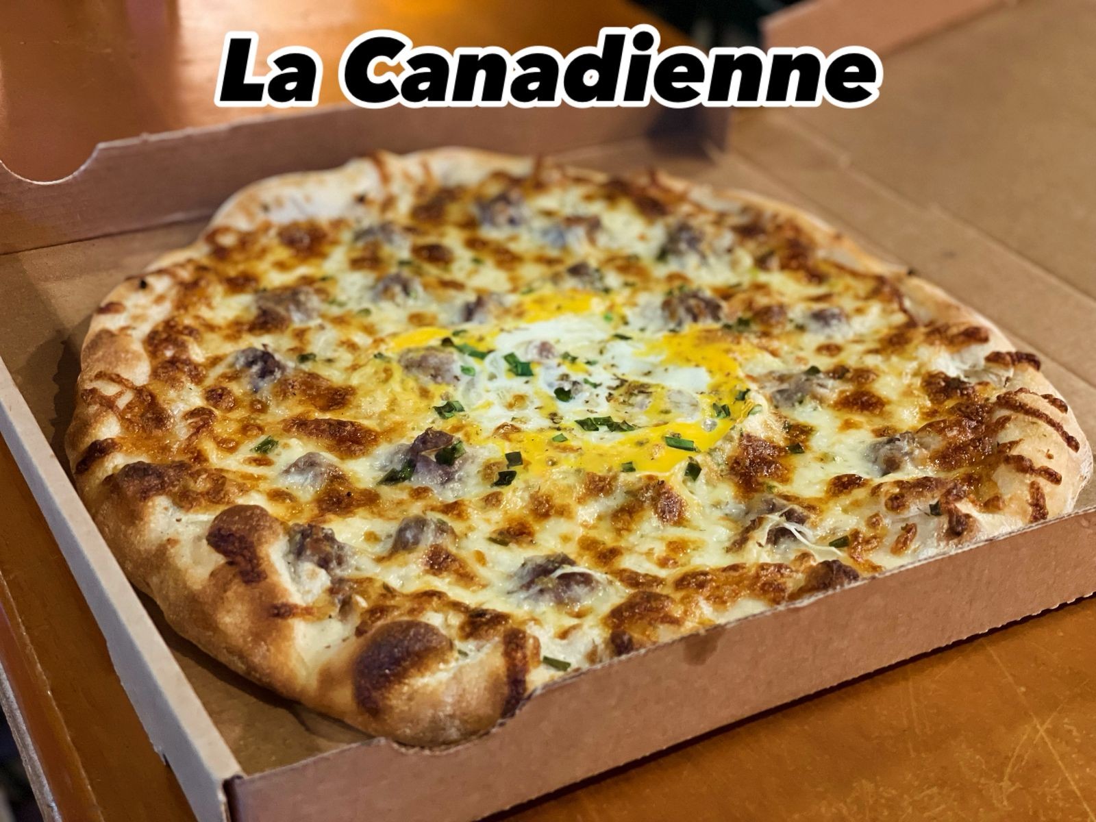 La Canadienne — pizza crème saucisse œuf